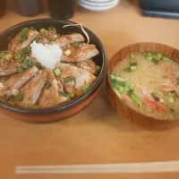 マグロステーキ丼|Katsuya Iwasakiさん