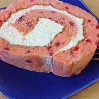 Snapdishの料理写真:イチゴのロールケーキ|dochimunyさん