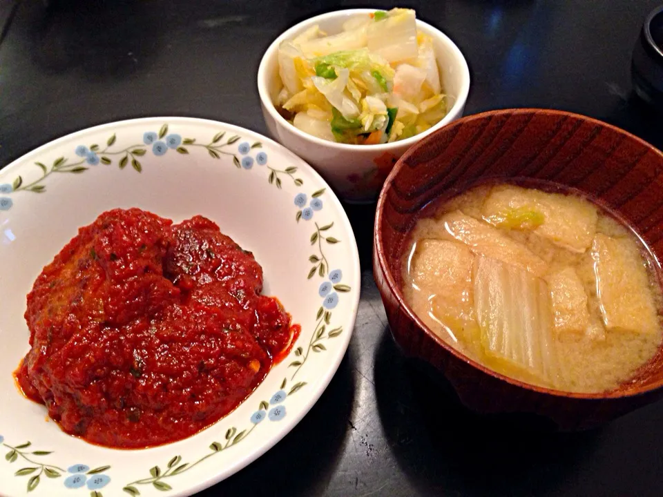 煮込みハンバーグ  白菜と薄揚げのお味噌汁  白菜のお漬物|LICCaさん