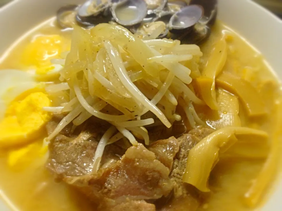 Snapdishの料理写真:シジミ汁の残りを使った味噌ラーメン。|shenhuaさん