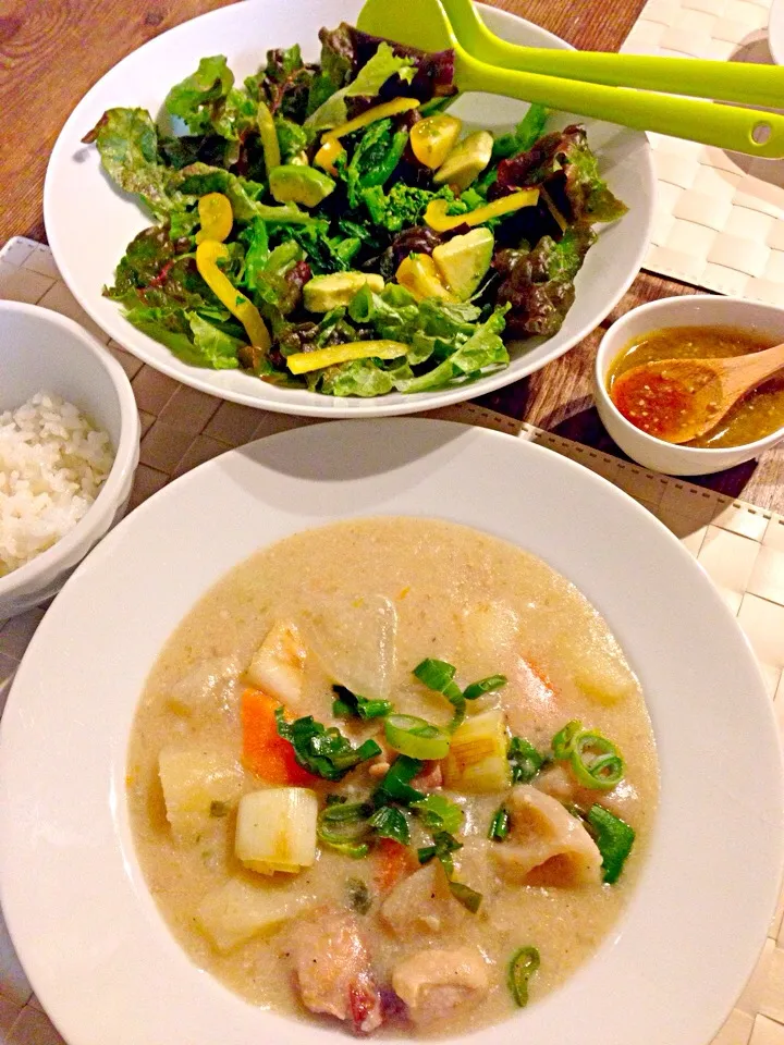 Snapdishの料理写真:チキンんと根菜のクリームシチュー💛菜の花とアボカドのサラダ🌼🍀|まみりんごさん