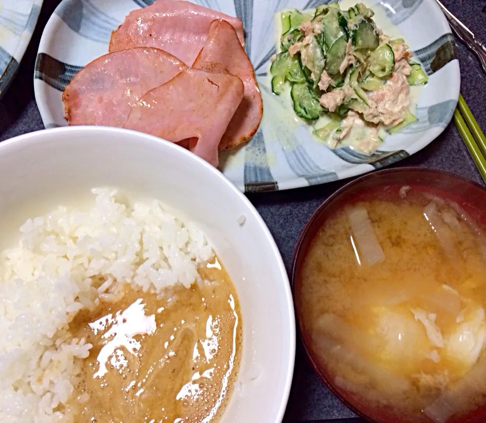 #夕飯 とろろご飯、大根玉子味噌汁、キュウリツナサラダ、ハム。 本日の1食目なのでお腹に優しいものにしてもらいました。|ms903さん