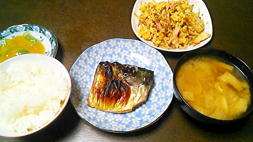 鯖塩焼きと玉子ともやしの炒めものと刺身こんにゃくと　大根と山芋の味噌汁|のりこさん