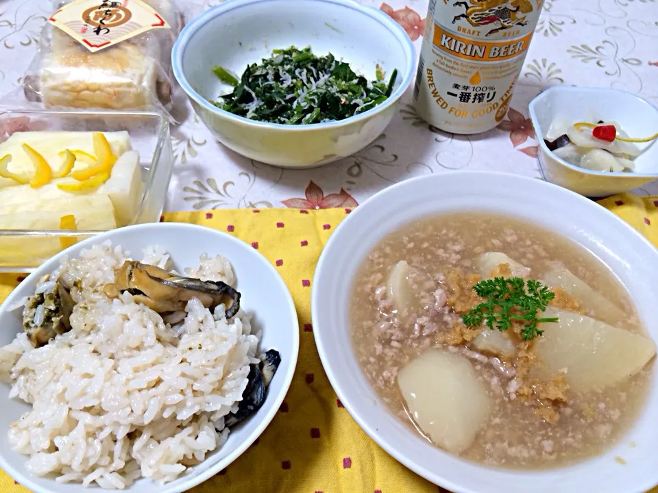 Snapdishの料理写真:牡蠣ご飯は牡蠣を茹でて、茹で汁でご飯を炊き、蒸らす時に牡蠣を乗っけるとご飯に味がしみこみ、牡蠣もふっくら美味しいです|naomiさん