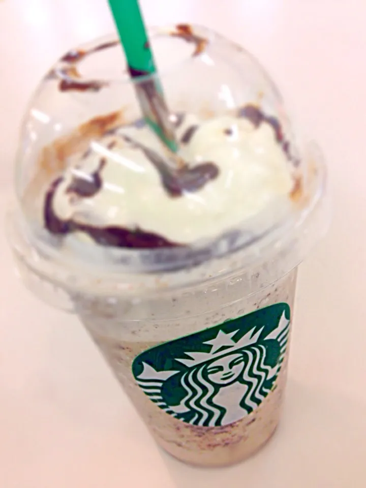 Snapdishの料理写真:バニラクリームフラペチーノ+チョコチップ+チョコソース|m i uさん