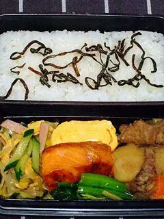 お弁当（塩昆布のせご飯、春雨中華サラダ、卵焼き、肉じゃが、焼き魚（サーモン）、小松菜の生姜炒め）|すーさん