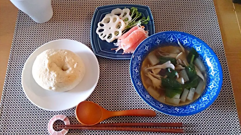 年明けのある日の朝ごはん。
お豆のベーグル、大根と小松菜のスープ、なますの生ハム巻き、酢蓮。
おせちの残りをリメイク☆|mamepenさん