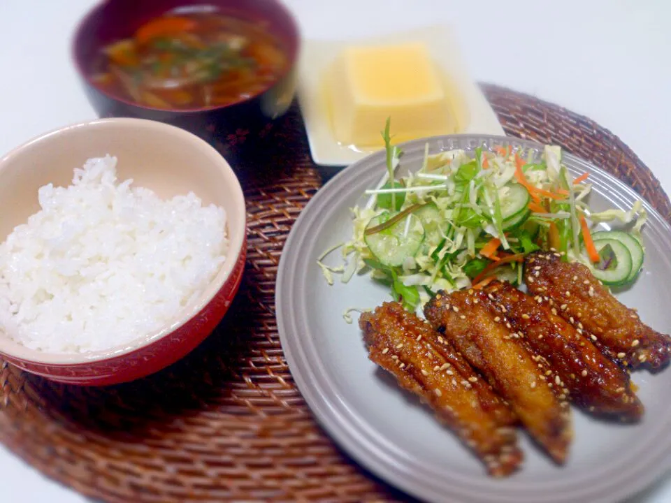 手羽中のうんま～揚げ 卵豆腐 キャベツ芯人参もやしの赤だし|にゃろめさん