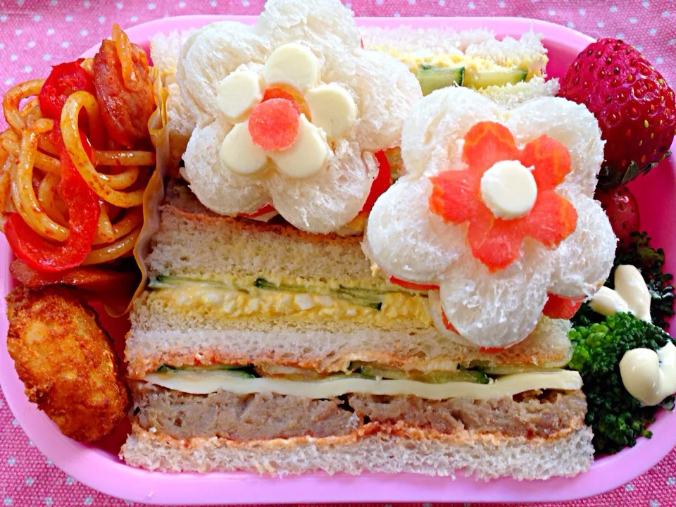 Lunch box☆Flower Sandwich🌸お花のｻﾝﾄﾞｳｨｯﾁ|🌈Ami🍻さん