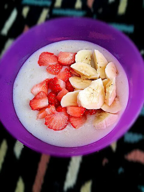 oatmeal with banana and strawberry|RikaEmakAkbarKhawlaさん