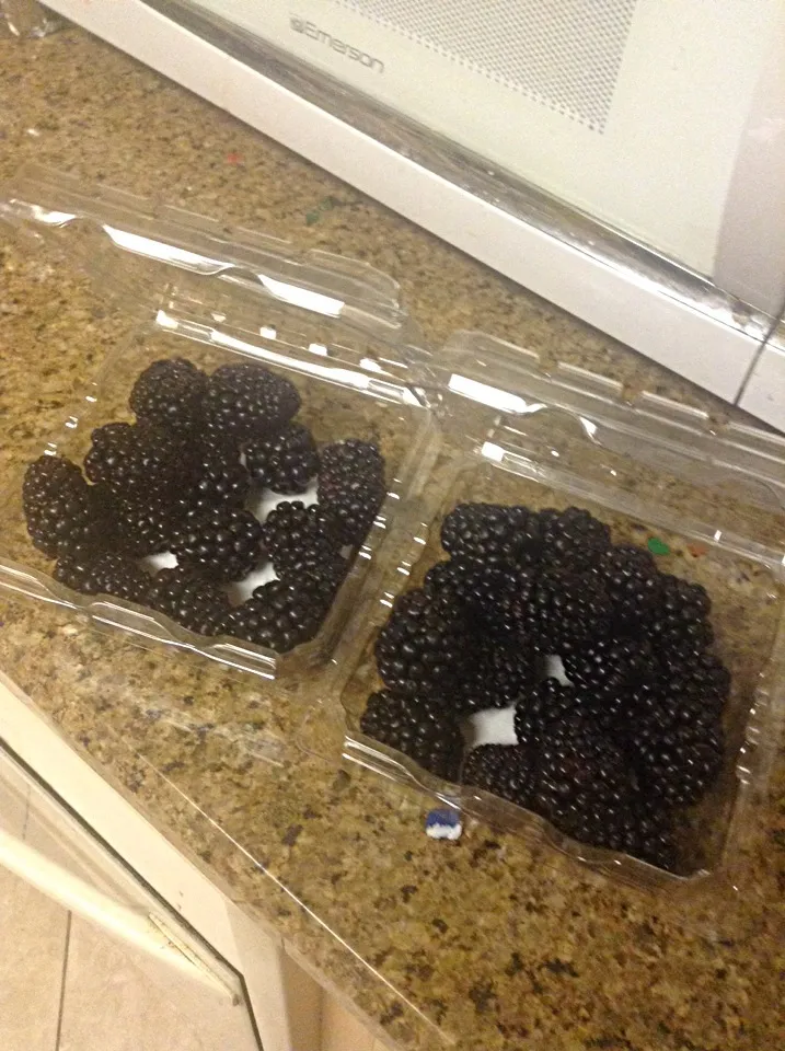Blackberries🍇|paola gonzalezさん