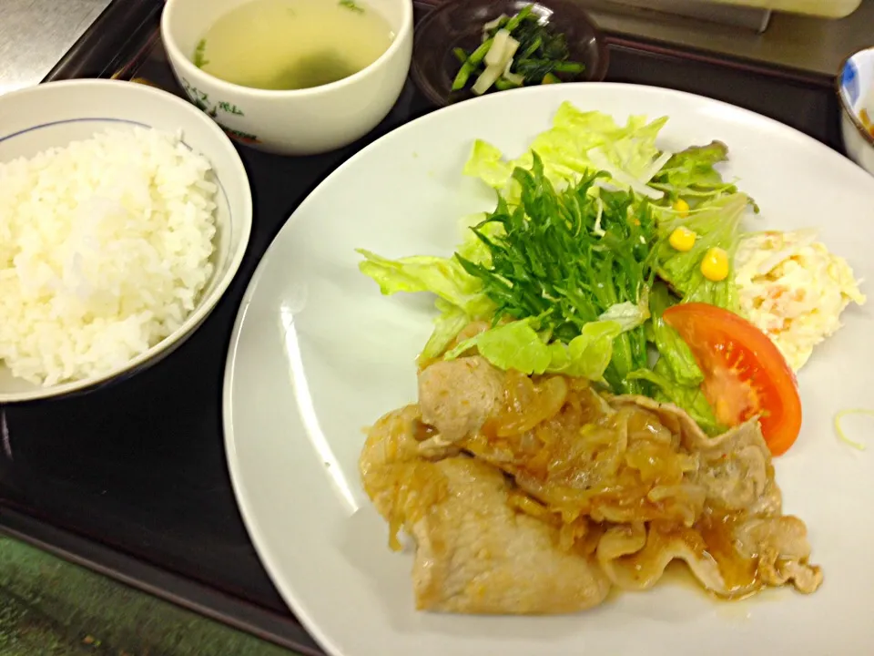 Snapdishの料理写真:豚の生姜焼き定食|やっさんさん