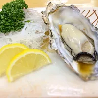 Snapdishの料理写真:Grilled Japanese Oyster|Cantshootさん