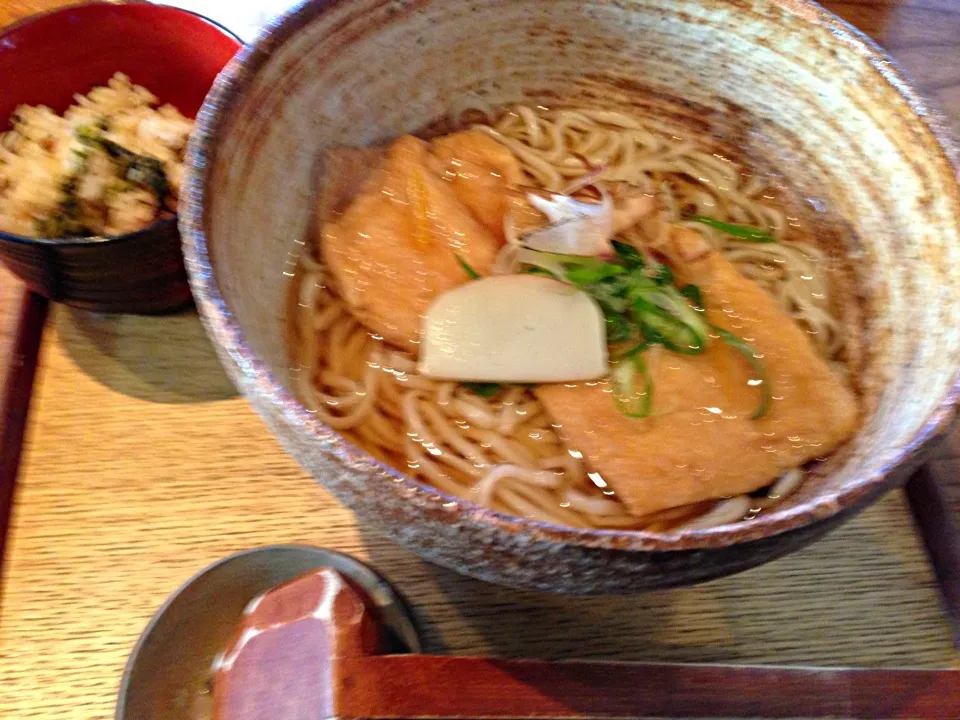 Snapdishの料理写真:きつねうどん＋炊き込み御飯|tkさん