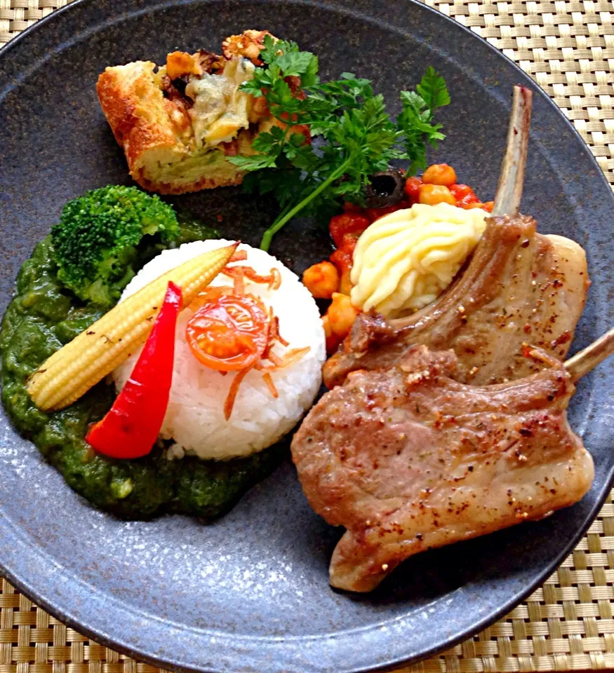 Snapdishの料理写真:Tonight Dinner🍴ほうれん草のｸﾞﾘｰﾝｶﾚｰ･子羊のｽﾊﾟｲｽｿﾃｰ 野菜とひよこ豆のｿｰｽ ﾏｯｼｭﾎﾟﾃﾄ添え･ｱﾎﾞｶﾄﾞｷｯｼｭ|🌈Ami🍻さん