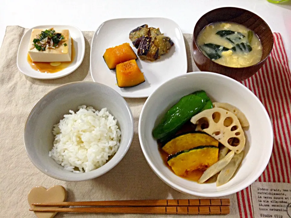 揚げ浸し・鍋しぎ・かぼちゃ煮・冷奴・ほうれん草と卵のお味噌汁|Accaさん