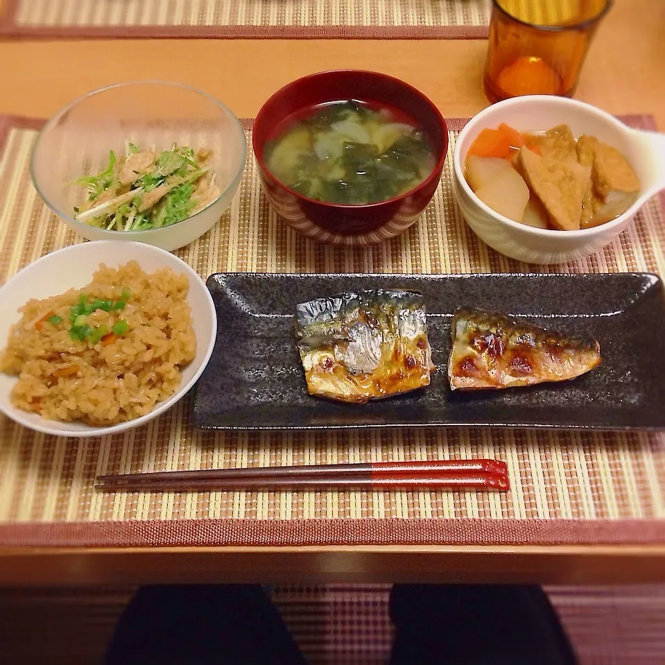 炊き込みご飯、鯖の塩焼き、厚揚げの煮物、水菜ときゅうりの中華和え|はるさん