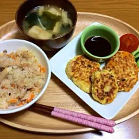 Snapdishの料理写真:炊き込みご飯と豆腐とツナのおやき|miyamegu**さん