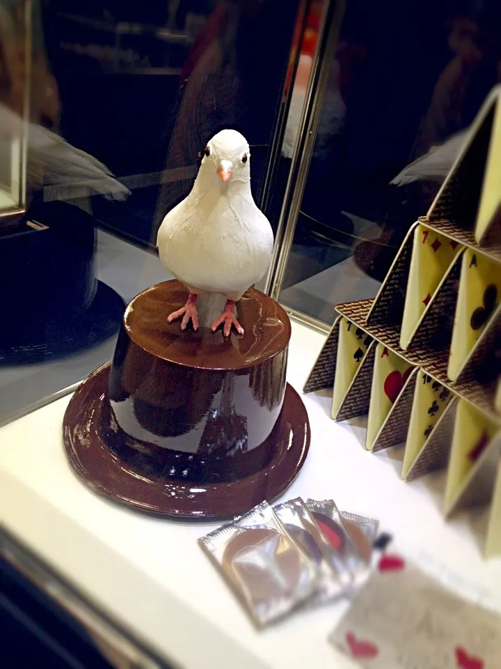 Salon du chocolatにて JEAN-PAUL HEVINのショーケースにチョコレートの鳩ぽっぽがいました|カガヤさん