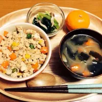 豆腐そぼろ丼メインの節約晩ごはん|miyamegu**さん