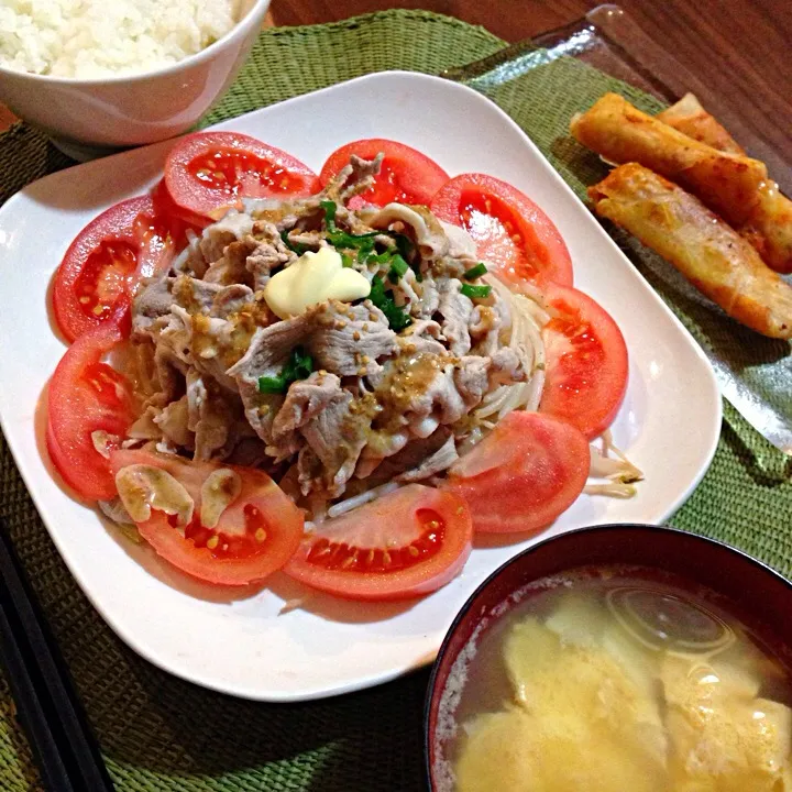 Snapdishの料理写真:冷しゃぶ味付けもやし載せ、キムチととろけるチーズの春巻き、ふわふわ卵と豆腐の和風スープ|今日の献立さん