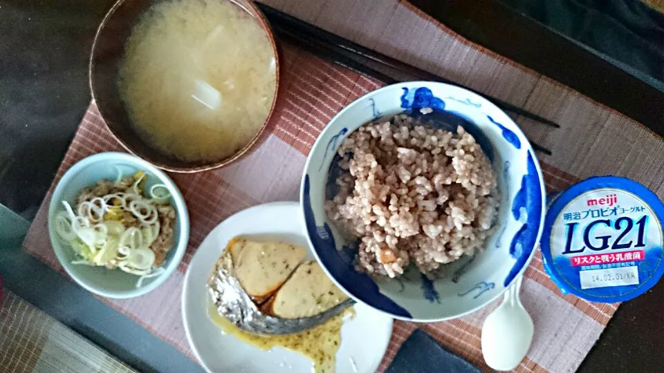 焼きさわらのバジルソース＆大根の味噌汁＆納豆|まぐろさん