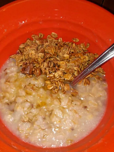 Oatmeal with granola and maple syrup drizzle.|Polly Gelfusoさん