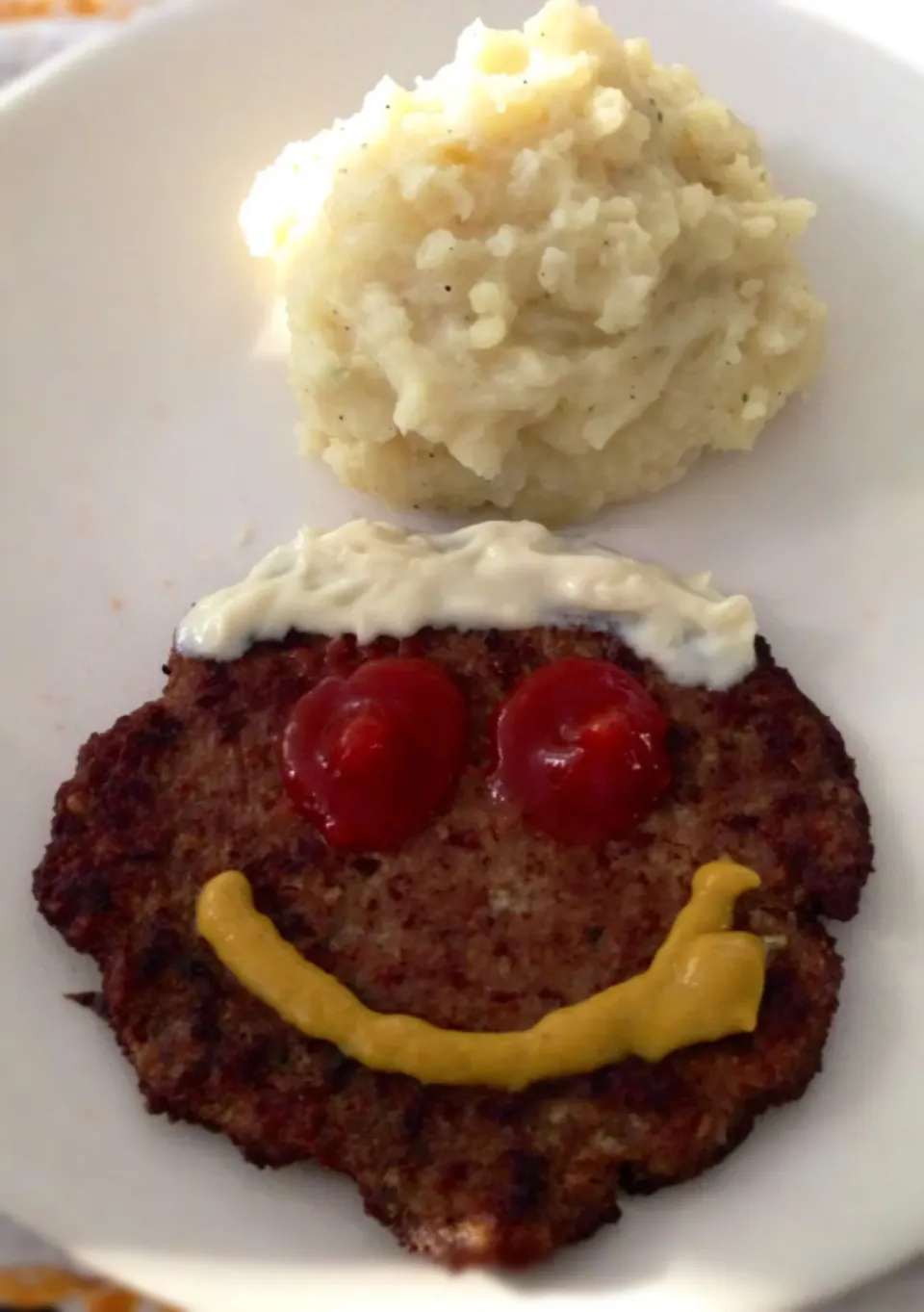 Snapdishの料理写真:Carne de Hamburguesa con Puré de Papa.|Loreleyさん