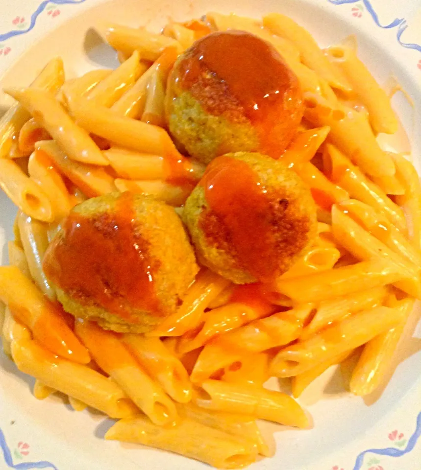 Buffalo Chicken Meatballs with Pasta in Buffalo Cream Sauce|http://melissasmenu.wordpress.com/さん