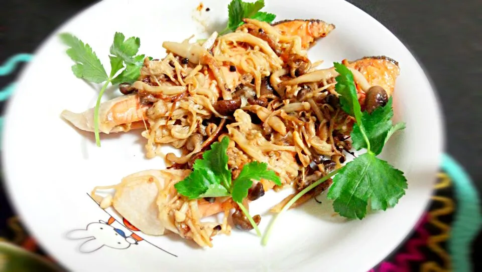 夫の手料理：シャケのムニエル、きのこの味噌バターソテーがけ|Yuko Miyamotoさん