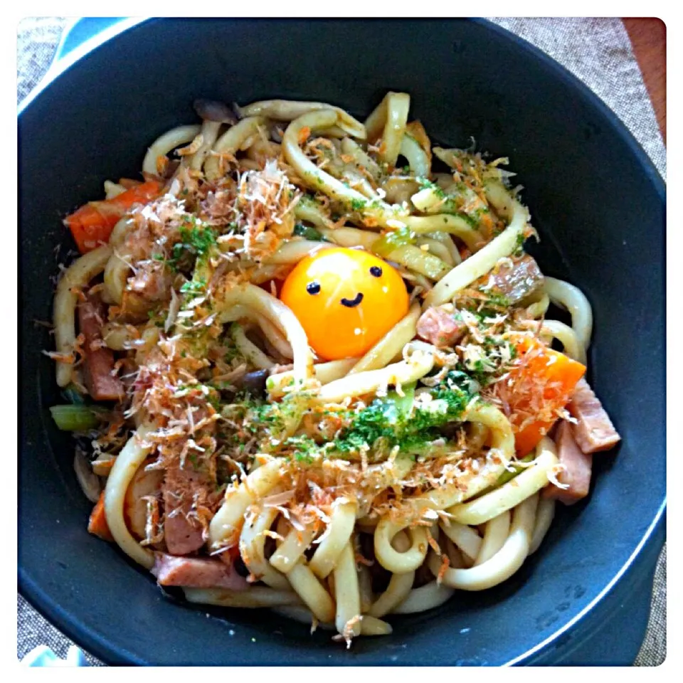 ぽにょ☆さん風スマイル付きの焼きうどん|さとみ (satomi_foodart)さん