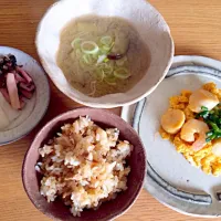 Snapdishの料理写真:今日のおウチ昼定食。エビとホタテの玉子炒め、鳥と生姜の炊き込みご飯、茄子とタマネギのお味噌汁。|miwnozさん