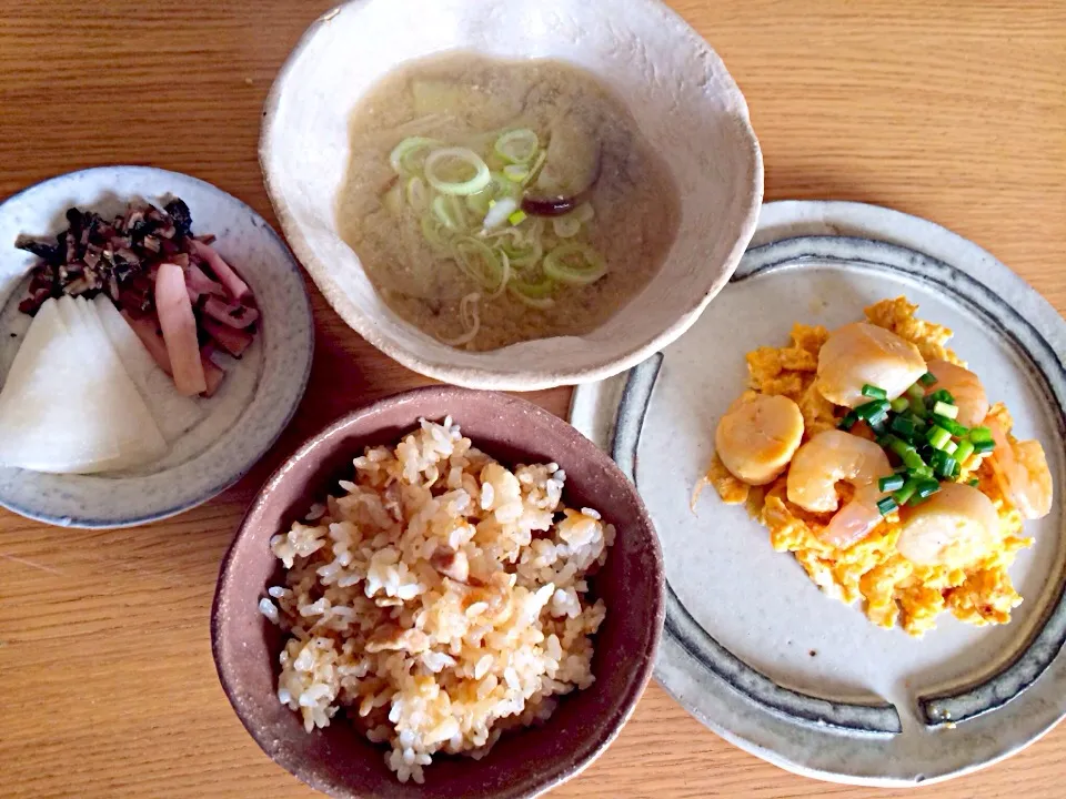 今日のおウチ昼定食。エビとホタテの玉子炒め、鳥と生姜の炊き込みご飯、茄子とタマネギのお味噌汁。|miwnozさん