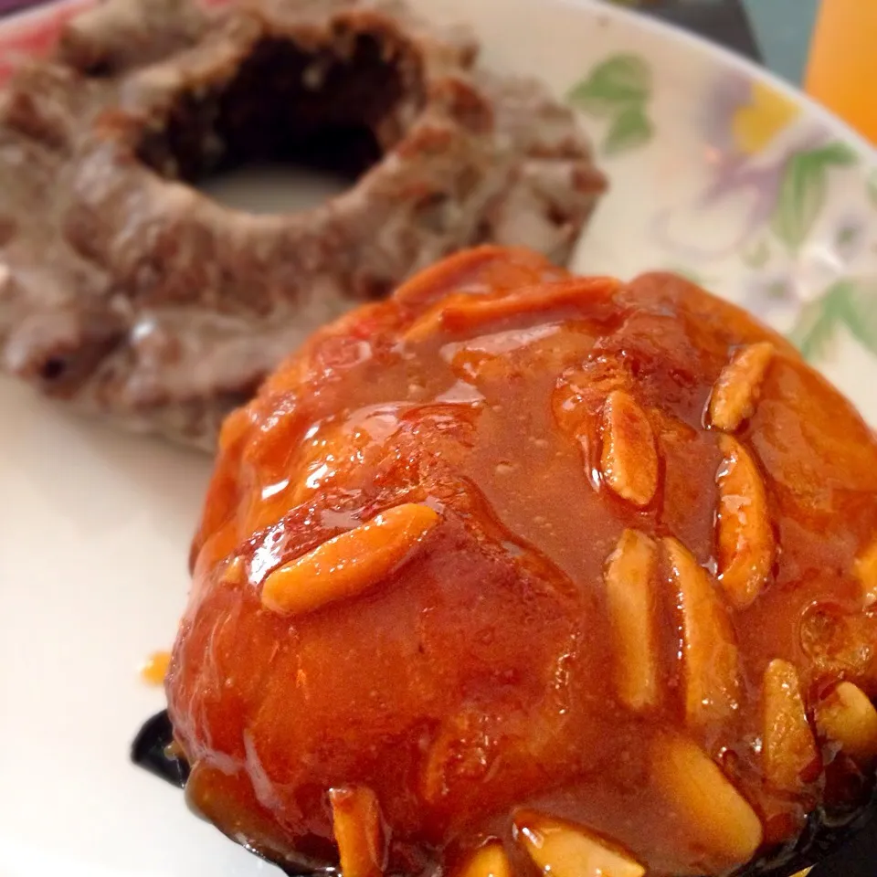 Snapdishの料理写真:Starbucks chocolate old fashioned doughnut & salted caramel|해리さん