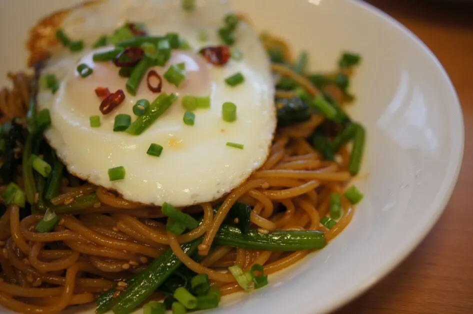 甘辛醤油の焼きスパ目玉焼きのせ|cookingパパ五郎さん