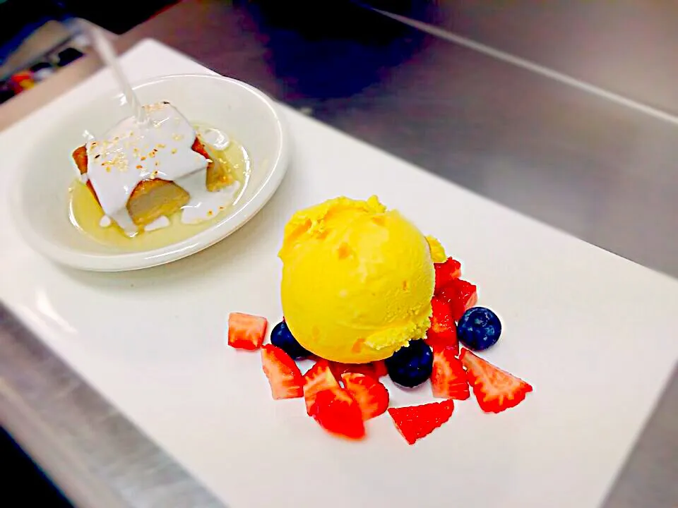 Thai Custard with Strawberries, Blackberries &Mango ice cream.|Joey Tavares Limさん