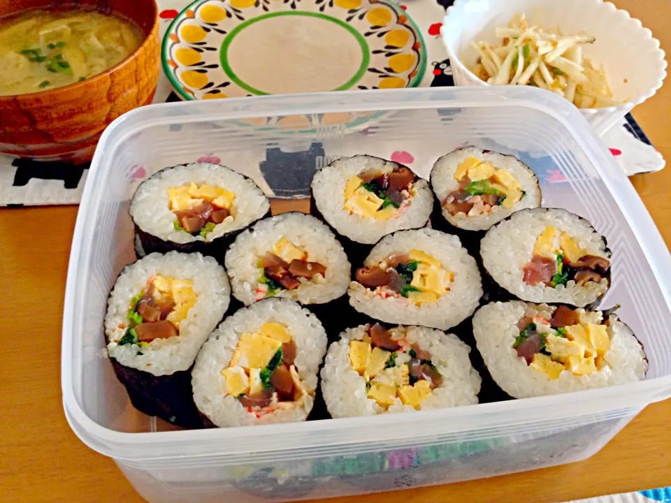 Homemade Sushi! One of our friends shared some with us. How sweet ;)|mさん