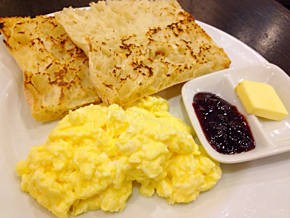 Snapdishの料理写真:Scrambled eggs with ciabatta|sgさん