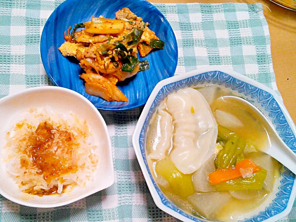 豚キムチ　野菜たっぷり餃子スープ　新タマネギのスライス|エツ次郎さん