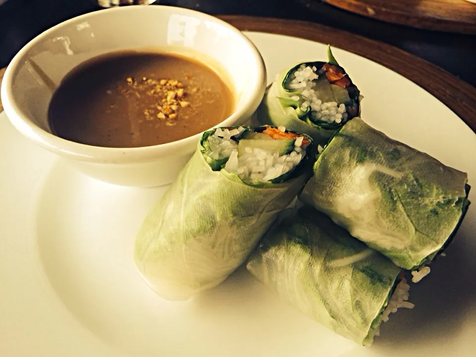 Crystal Salad Wrap with Black Peanut Sauce|Sergio Lacuevaさん