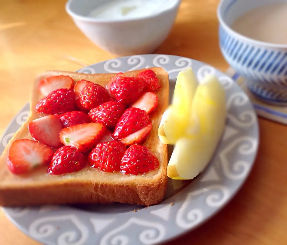 Snapdishの料理写真:フレッシュいちごトースト|Pomさん