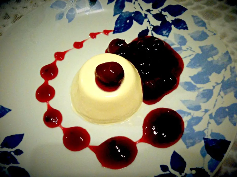 Panna cotta with Summer fruits sauce.|Eveさん