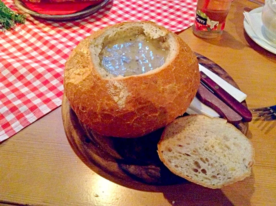 Soup in bread bowl|abuliaさん