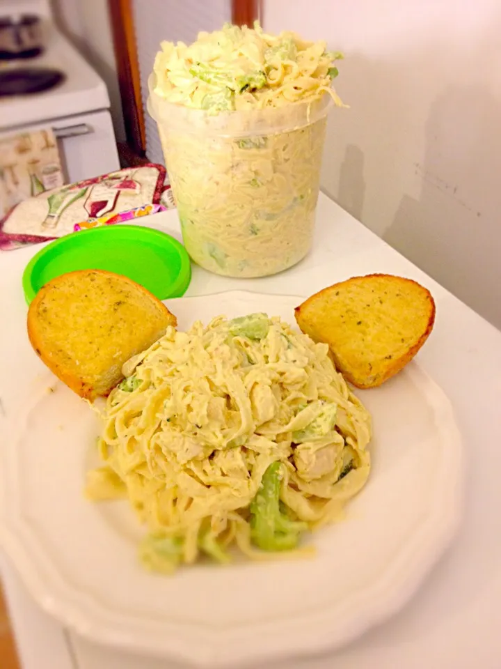 Snapdishの料理写真:Fettuccine chicken broccoli Alfredo|Jorge Riveraさん