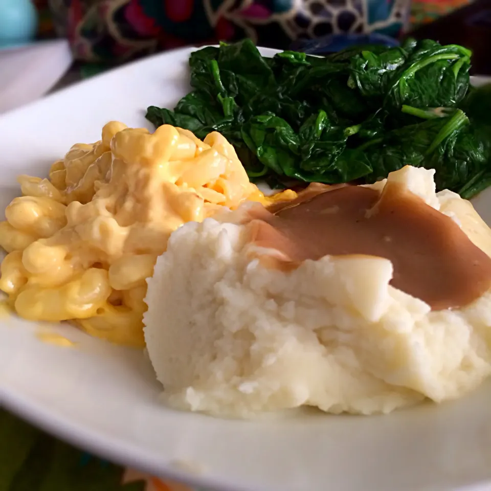 Spinach, mashed potatoes and gravy, Mac & cheese|julia hoさん