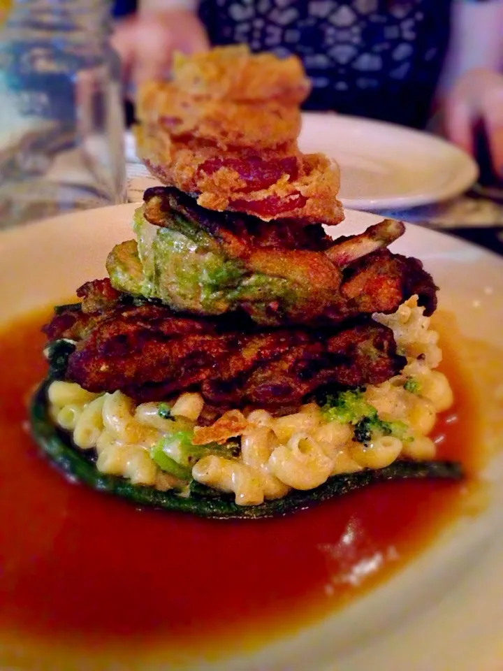 Vegas Organic Chicken on a bed of truffle Mac n Cheese|robert flickerさん