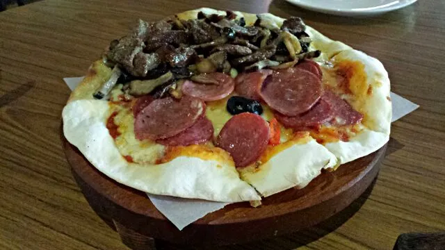 Half-and-half pizza: Peperoni pizza and Wagyu Beef & Mushroom Pizza|genさん