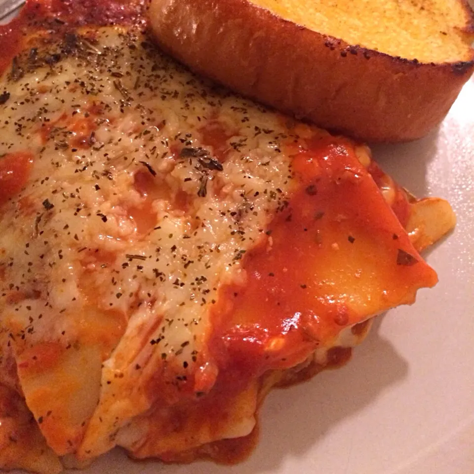 Snapdishの料理写真:Lasagna by Mrs. Chill (the wife)|Curt Chillさん