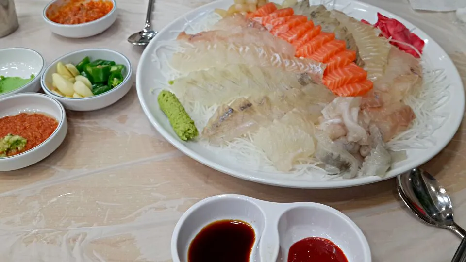 노량진 수산시장, 도다리, 우럭, 연어 사시미 한 판. Flounder, Sebastes, Salmon Sashimi at NRJ Fish Market.|Dean Jungさん