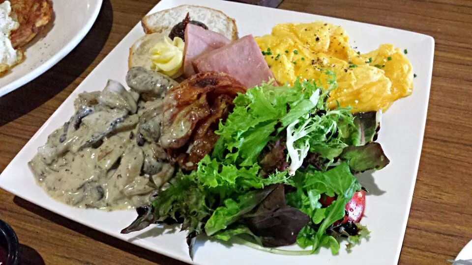 The Settlement's Big Breakfast: Bacon strips, scrambled eggs, ham, rocket salad, mushrooms and toast.|genさん